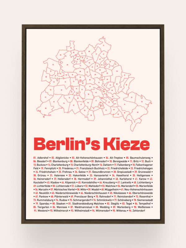 Une affiche encadrée des quartiers de Berlin, avec une carte dessinée en rouge clair et les noms des quartiers inscrits en caractères rouges gras en bas, sur un fond pâle.