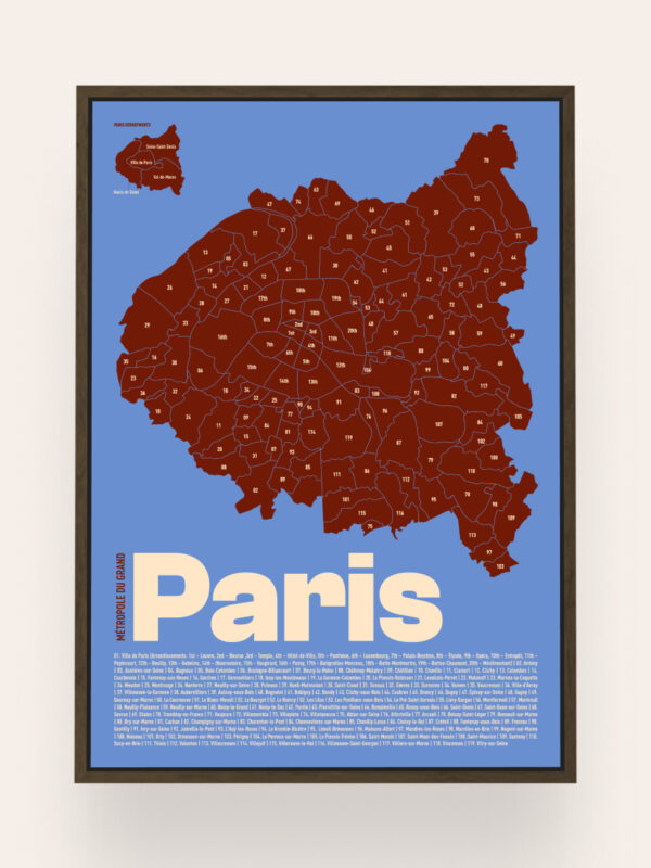 Una mappa stilizzata di Parigi nei toni del marrone su sfondo blu. La parola "Paris" è ben visibile in grandi lettere bianche nella parte inferiore, con un testo aggiuntivo che fornisce informazioni sulla città.