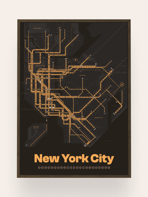 Metrô de Nova York - Escuro Um mapa estilizado do sistema de metrô da cidade de Nova York, com linhas laranjas sobre um fundo preto. O texto "Nova York" aparece em destaque na parte inferior, com um design minimalista que ressalta as linhas de metrô.