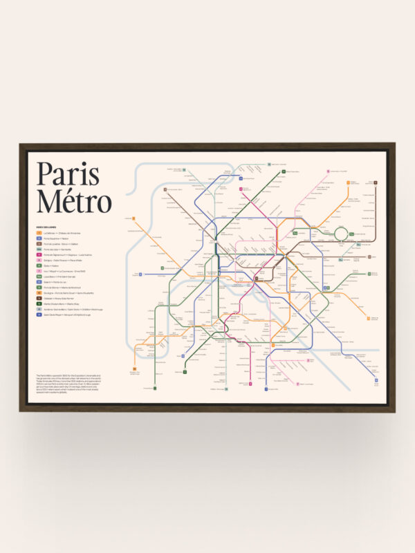 Una mappa incorniciata della metropolitana di Parigi, con linee e stazioni colorate e una legenda che indica le diverse linee e i collegamenti, su uno sfondo neutro.