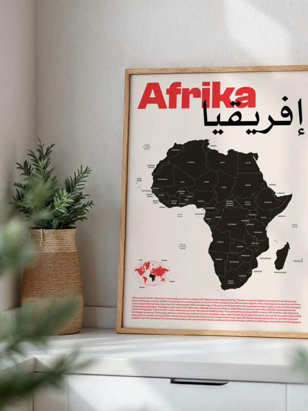 Afrikakartapostern har en detaljerad karta över Afrika i svart på en krämfärgad bakgrund, med den djärva röda texten "Afrika" högst upp. Den visas i en träram mot en neutral bakgrund.