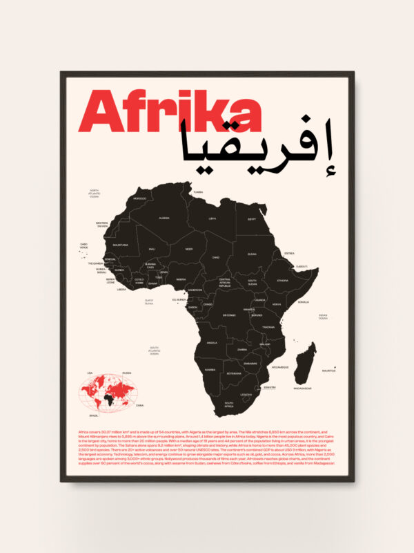 En stiliserad karta över Afrika med en svart silhuett. Ordet "Afrika" visas tydligt i rött högst upp, tillsammans med den arabiska stavningen i svart. En liten infälld karta visar Afrikas läge i världen. Text längst ner ger ytterligare information.