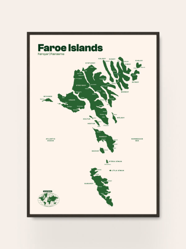En karta över Färöarna med gröna landmassor mot en ljusbeige bakgrund. Öarnas namn är markerade på engelska, korrekt placerade, tillsammans med en liten jordglob-ikon i det nedre vänstra hörnet.