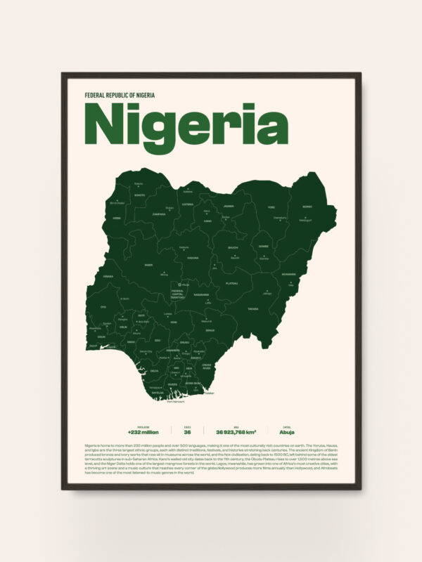 mappa della Nigeria Mappa della Nigeria delineata in verde scuro che mostra i vari stati, etichettati con i rispettivi nomi. In alto compare il titolo "Nigeria" in grassetto, con ulteriore testo informativo in basso, il tutto su uno sfondo chiaro.